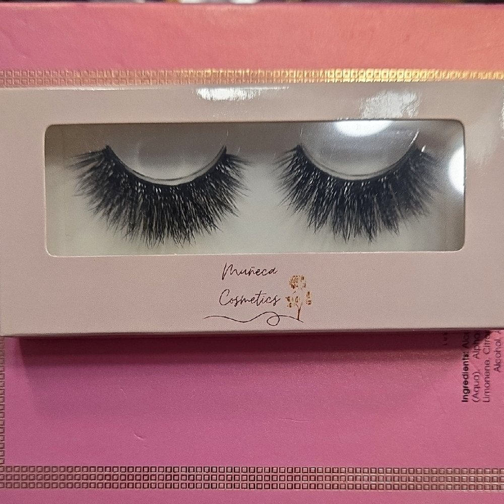 Voluminous Black Lashes- Hermosa